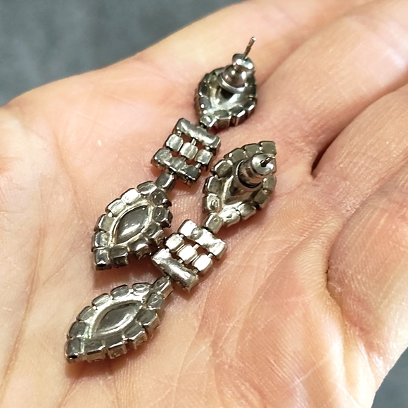 VINTAGE RHINESTONE AND FAUX EMERALD SILVER-TONE DROP DANGLE POST 2" EARRINGS - Picture 5 of 9